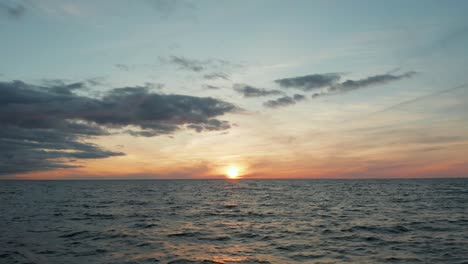 Goldener-Sonnenuntergang-An-Der-Ostsee-Mit-Dramatischen-Wolken