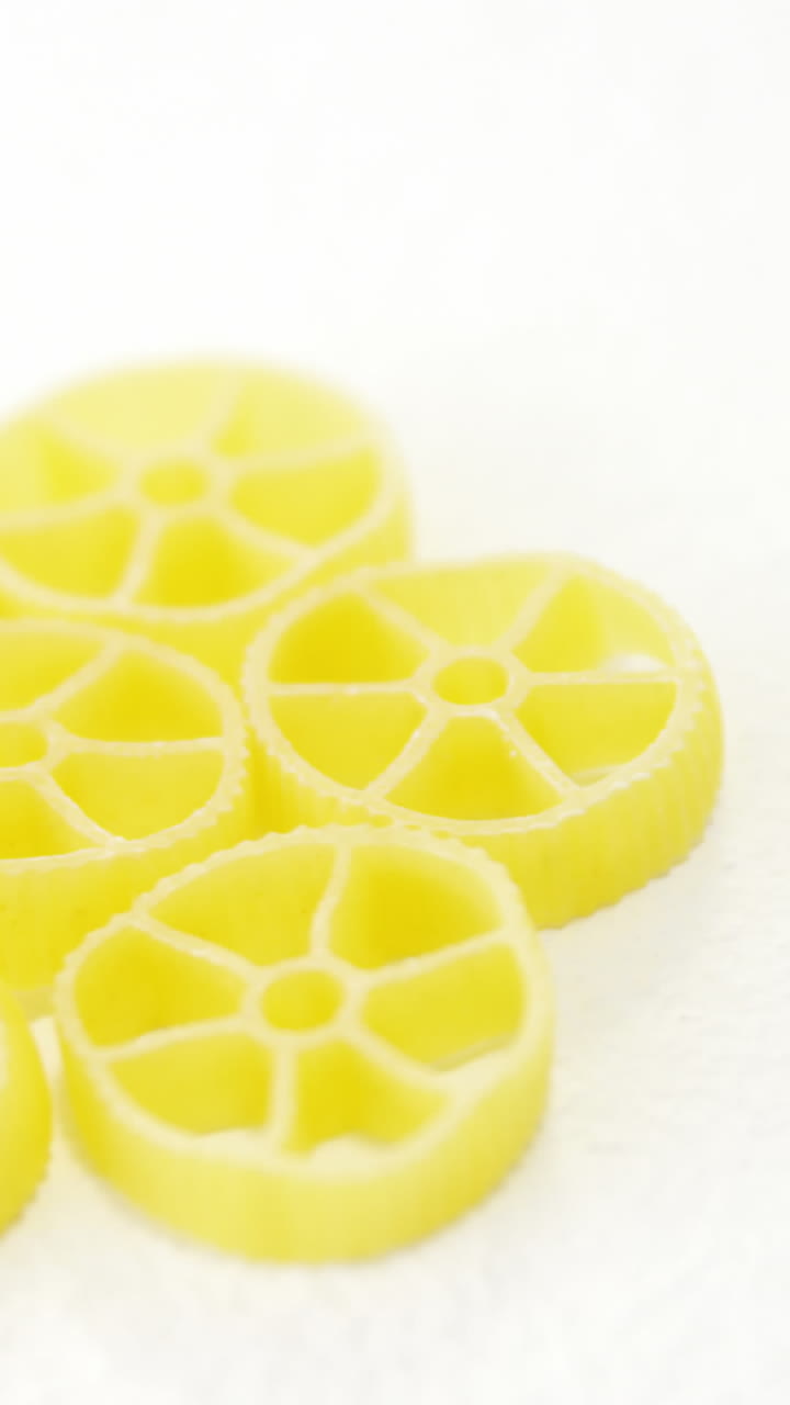 ⁇ 색 배경 에 있는 로텔 파스타