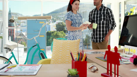 ejecutivos que usan tabletas digitales mientras toman café 4k