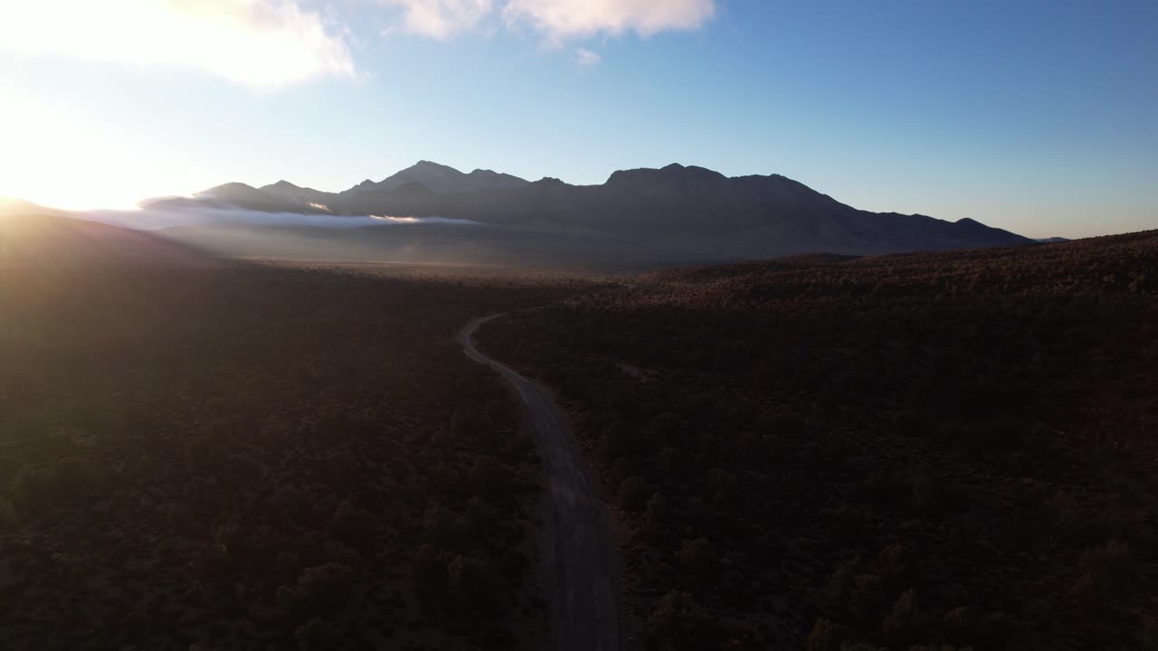 paisaje aéreo de la puesta de sol del área de conservación nacional del cañón de roca roja en estados unidos