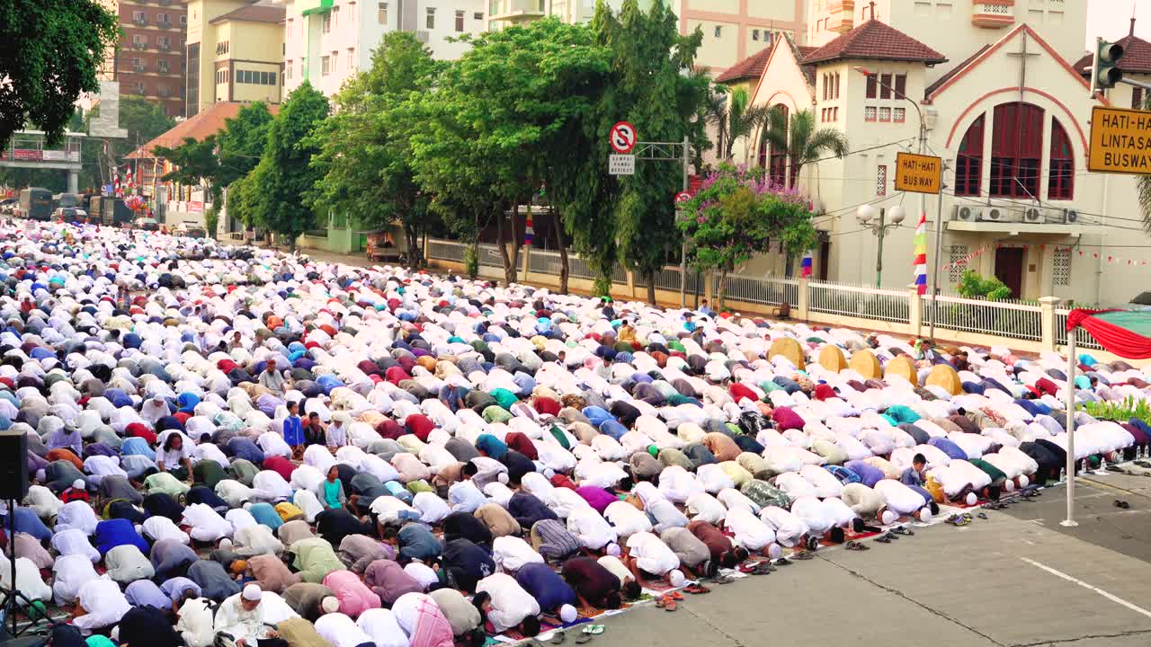 인도네시아 의 무슬림 들 이 교회 근처 에서 기도 하고 있다