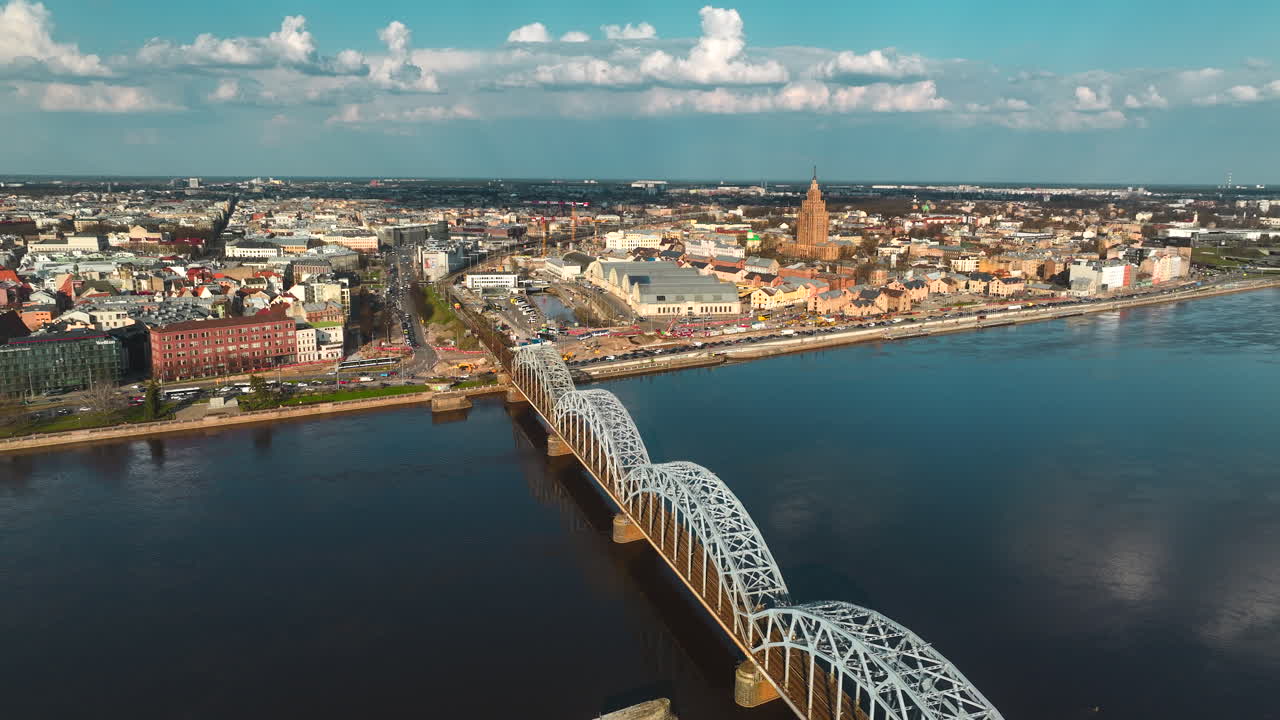 라트비아의 리가에 있는 다우가바 강을 가로지르는 철도 다리의 공중 촬영