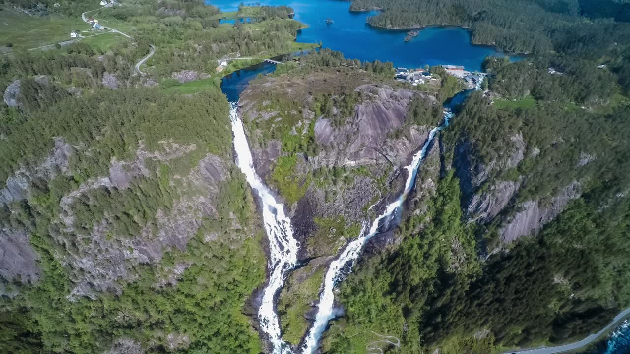 imágenes aéreas de la cascada de latefossen en noruega