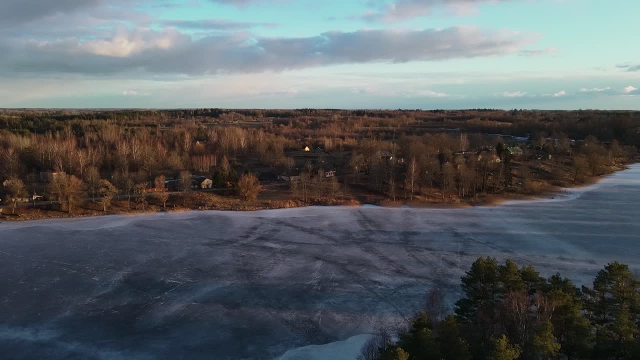 вид с воздуха на пейзаж весеннего озера и маленькую деревню в солнечный вечер