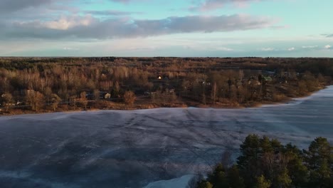 vista aérea del paisaje del lago primaveral y del pequeño pueblo en la tarde soleada