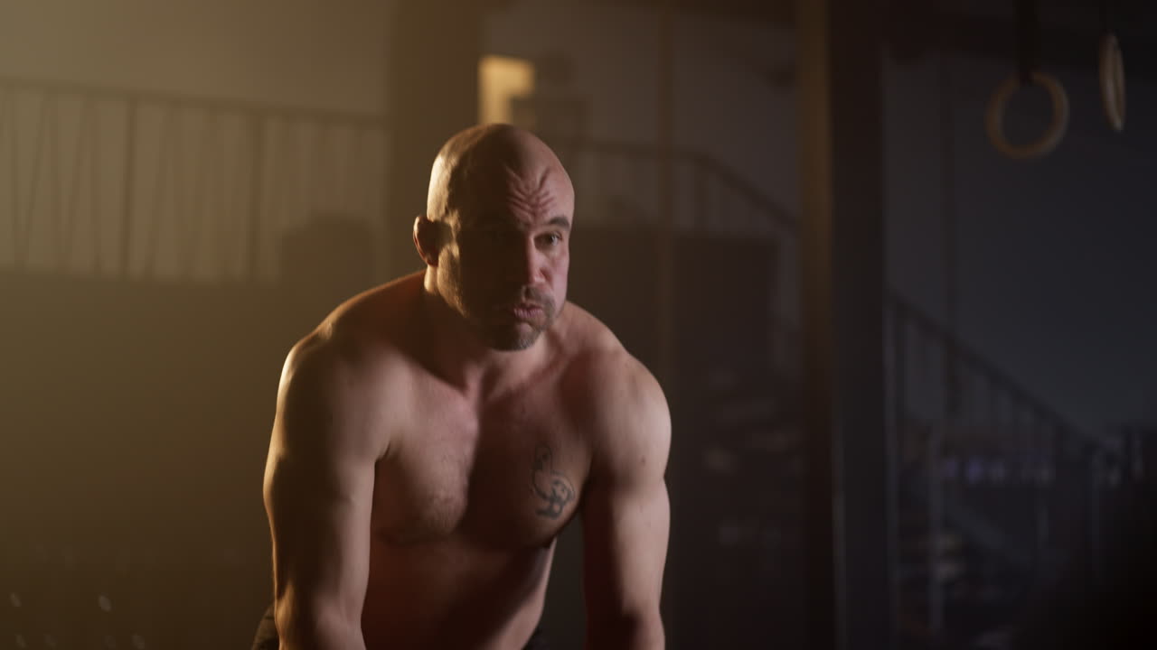 Uomo muscoloso che si allena in palestra