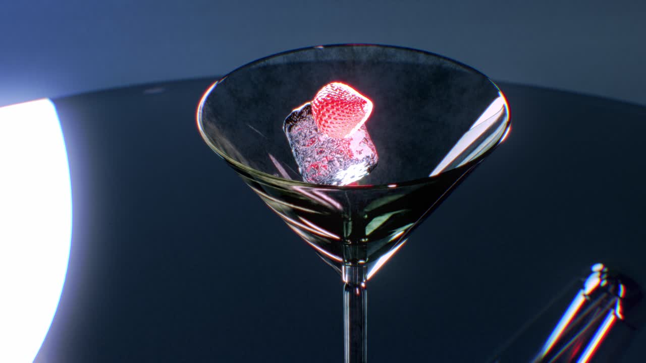 Cocktail martini di lusso che si rovescia in un classico bicchiere da martini su uno sfondo scuro da studio. Alcol trasparente con fragola, spruzzo di liquido