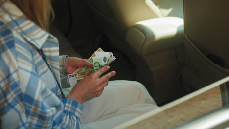 woman paying for a ride in a car