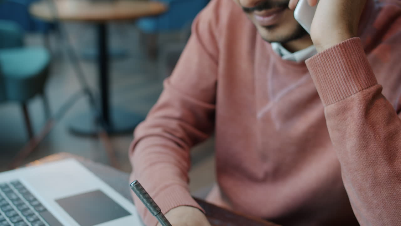 persona que trabaja en un café
