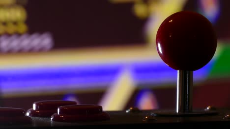 jugando juegos de arcade de los años ochenta en un viejo joystick polvoriento