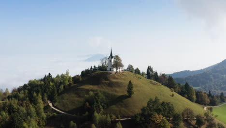 hermoso paisaje de campo con la colina y la iglesia católica en la parte superior, sv