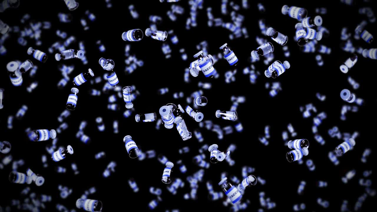 Molte fiale di vaccino che volano su sfondo nero. Concetto medico. Cura del virus. Liquido trasparente. Animazione 3D in loop di vaccini.