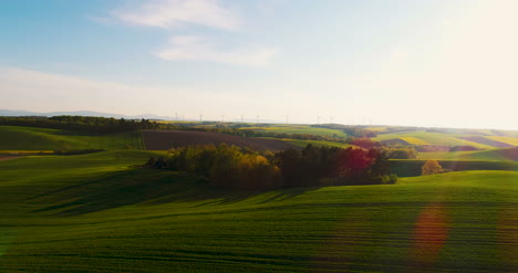 Luftaufnahme-Der-Sommerlandschaft-Mit-Windkraftanlagen-1