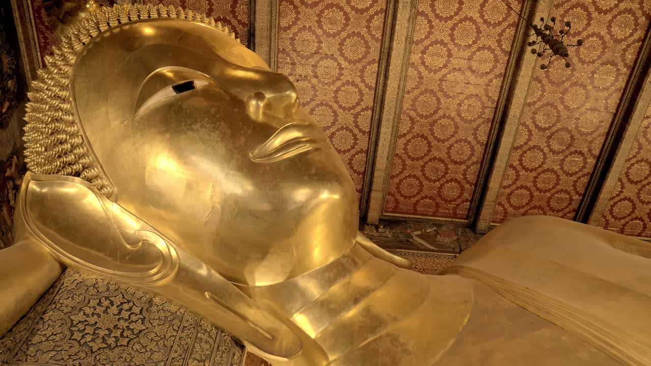 buda gigante reclinado en el templo de wat pho en bangkok, tailandia