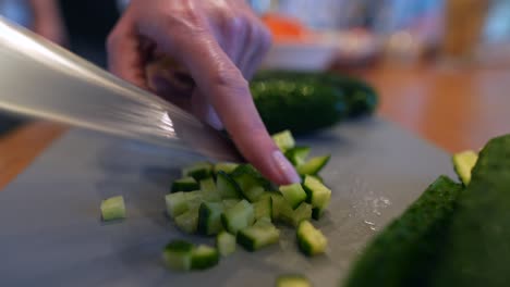 cortar pepinos para la ensalada