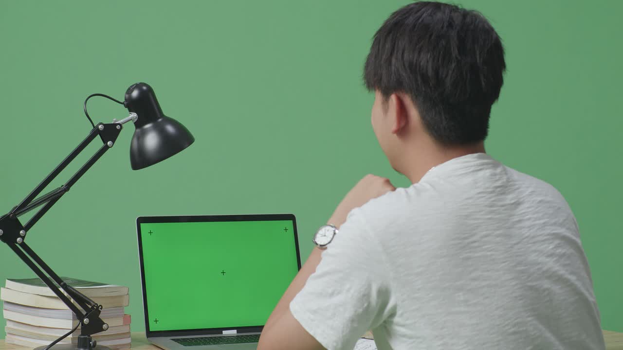 노트북으로 공부하는 학생