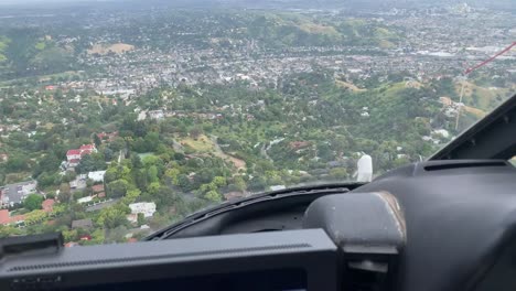 helicóptero sobrevolando el barrio montañoso