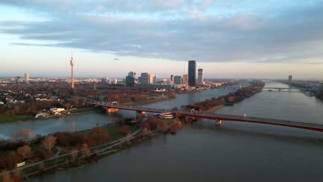 Video-De-Drones-Del-Horizonte-Del-Rascacielos-Del-Danubio-De-Viena-Durante-La-Puesta-De-Sol-Dorada