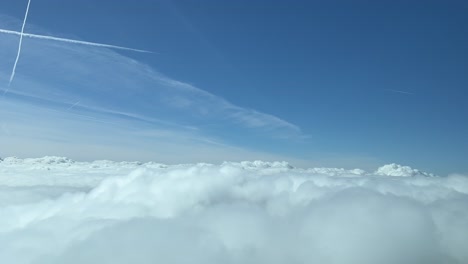 흰 구름 바다 위: 12000m 높이를 비행하는 제트기 조종석에서 보는 매혹적인 경치