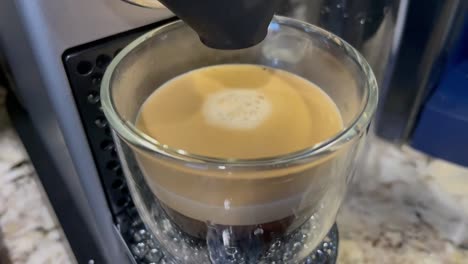 capuchino en una taza de vidrio transparente de doble pared