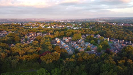 Casas-Suburbanas-En-La-Iluminación-Del-Amanecer-Vista-Aérea-De-Drones