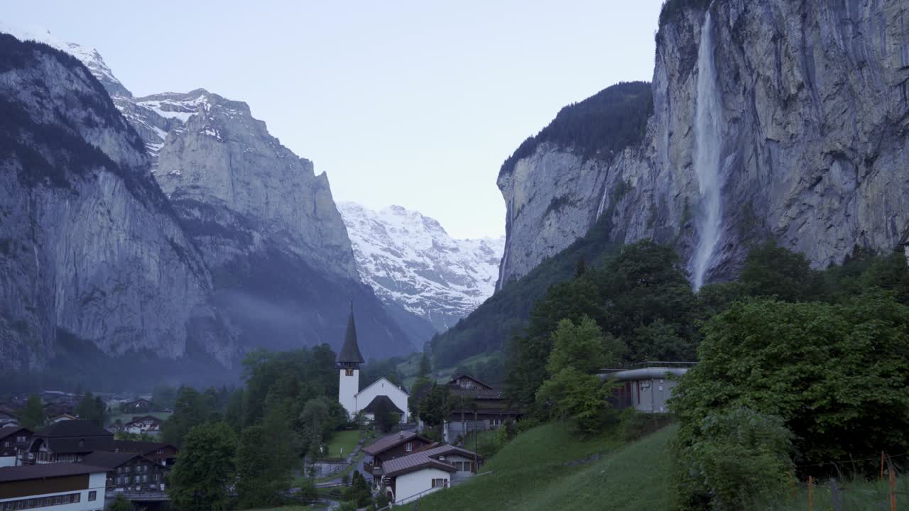 panning temprano en la mañana en lauterbrunnen, suiza