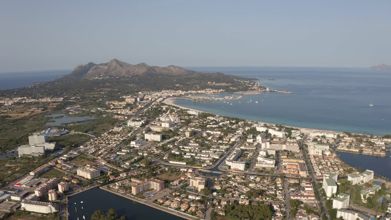 ciudad costera de alcudia en la costa mediterránea de mallorca, españa