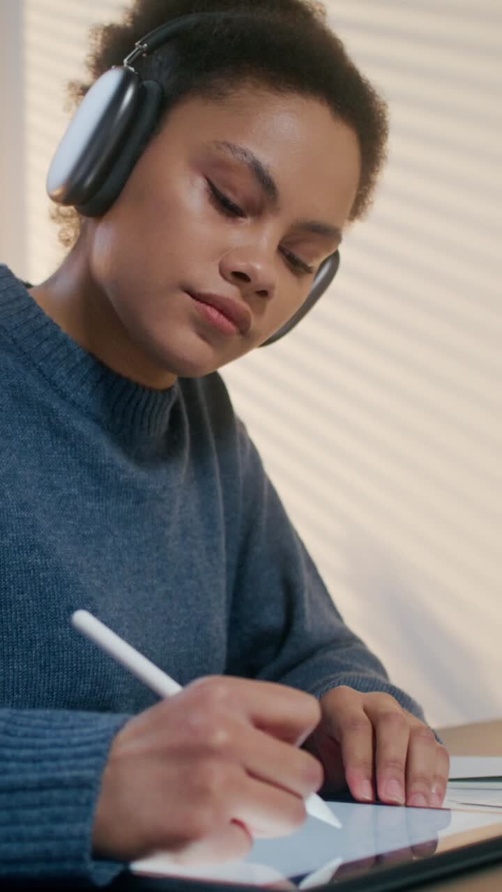 Kvinde, der arbejder på en digital tablet