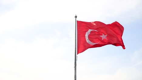 türkische flagge schwingt auf dem heck eines istanbul-schiffes