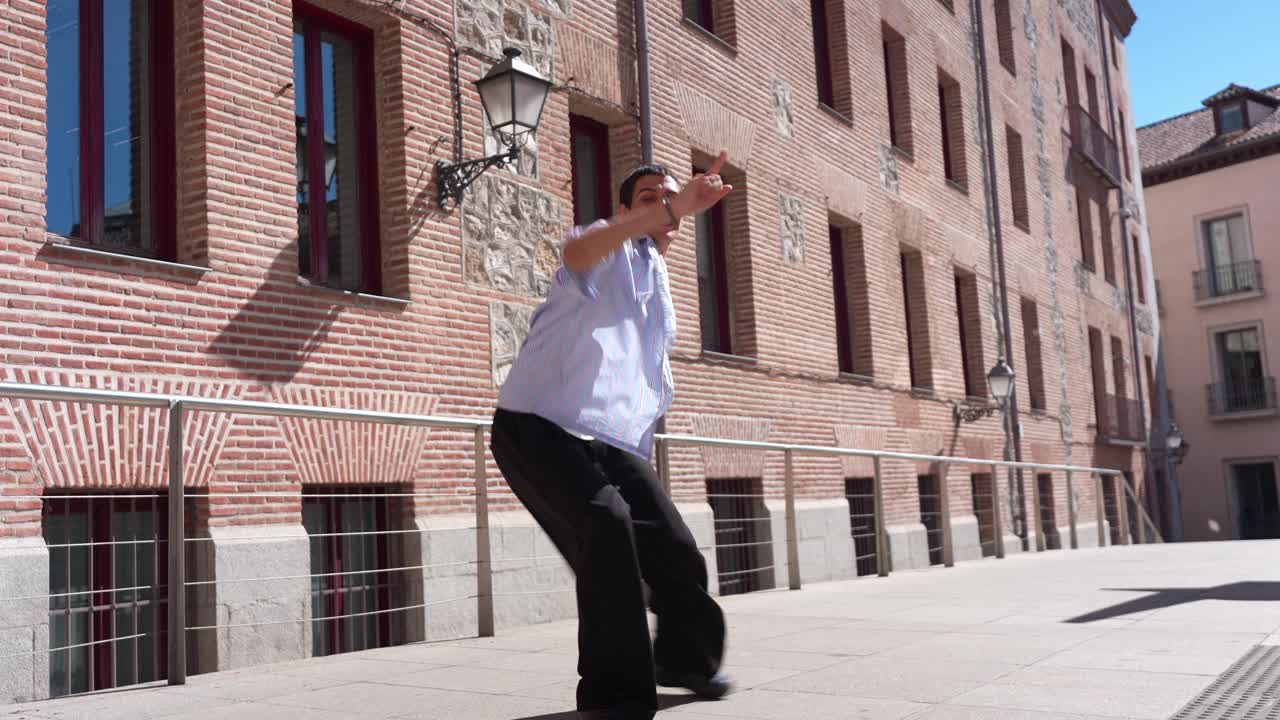 Joven enérgico bailando baile callejero en un entorno urbano