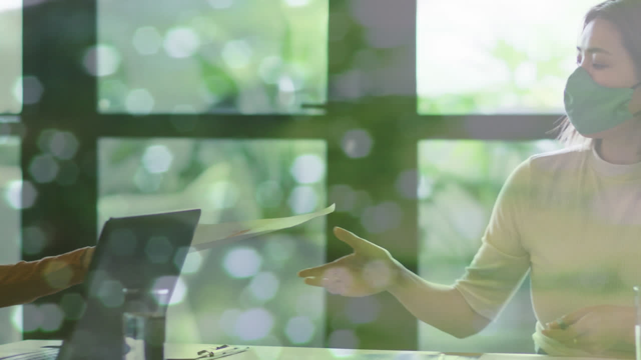 얼굴 마스크를 착용하고 문서를 들고 있는 다양한 사업가들에 대한 미디어 아이콘의 애니메이션