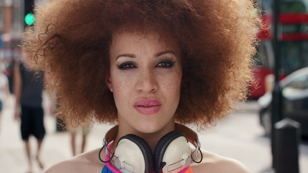 retrato en cámara lenta de una mujer de raza mixta funky