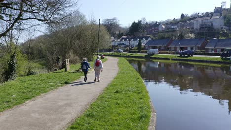 Una-Pareja-De-Ancianos-Da-Un-Paseo-Por-La-Famosa-Ruta-Del-Canal-Llangollen-En-El-Acueducto-Pontcysyllte-En-Wrexham,-Gales