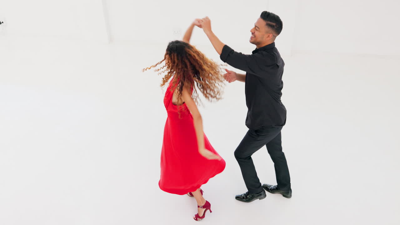 una pareja bailando salsa