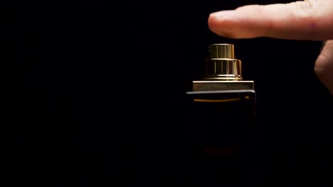 aplicación de perfume