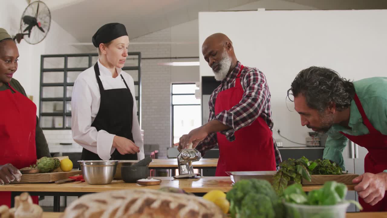 cocineros haciendo pasta juntos