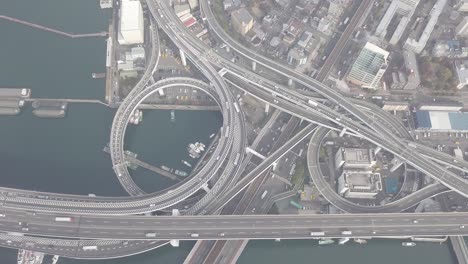 vista superior acercarse sobre la autopista, autopista y autopista, vista aérea intercambio de la ciudad de osaka, osaka, kansai, japón