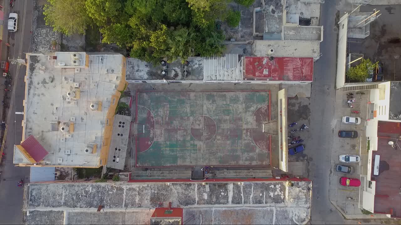 vista de drones del campo deportivo urbano de concreto en méxico
