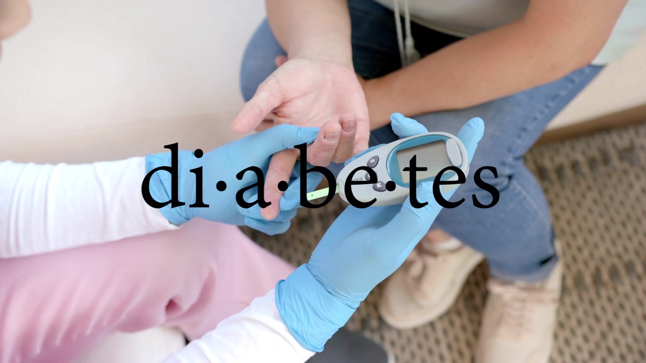 Infermiera che avvicina il glucometro al dito mentre il paziente offre la mano, test della glicemia, overlay sul diabete