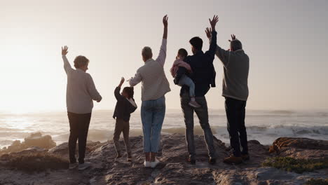 Große-Familie,-Rücken-Oder-Kinder-Am-Strand-Für-Den-Sonnenuntergang