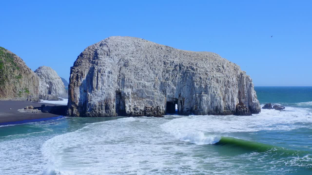 칠레 산티아고의 마울레 (maule) 지역 (talca santiago de chile) 의 마울레 시 (city of maule) 의 석조 성당 (stone church)