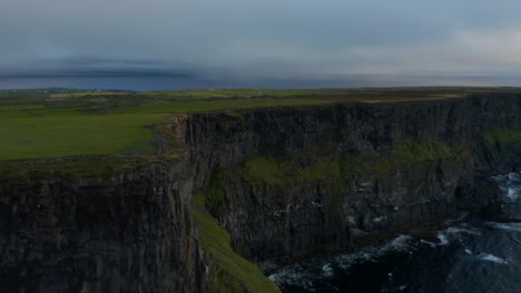 Aufkippung-Auf-Hohen-Felsklippen-über-Der-Meeresoberfläche.-Wellen,-Die-An-Die-Küste-Rollen.-Naturkulisse-In-Der-Dämmerung.-Klippen-Von-Moher,-Irland