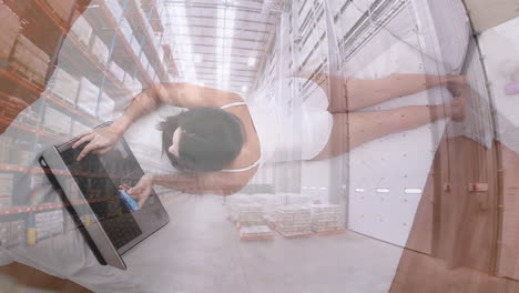 mujer con tarjeta de crédito usando computadora portátil contra el almacén