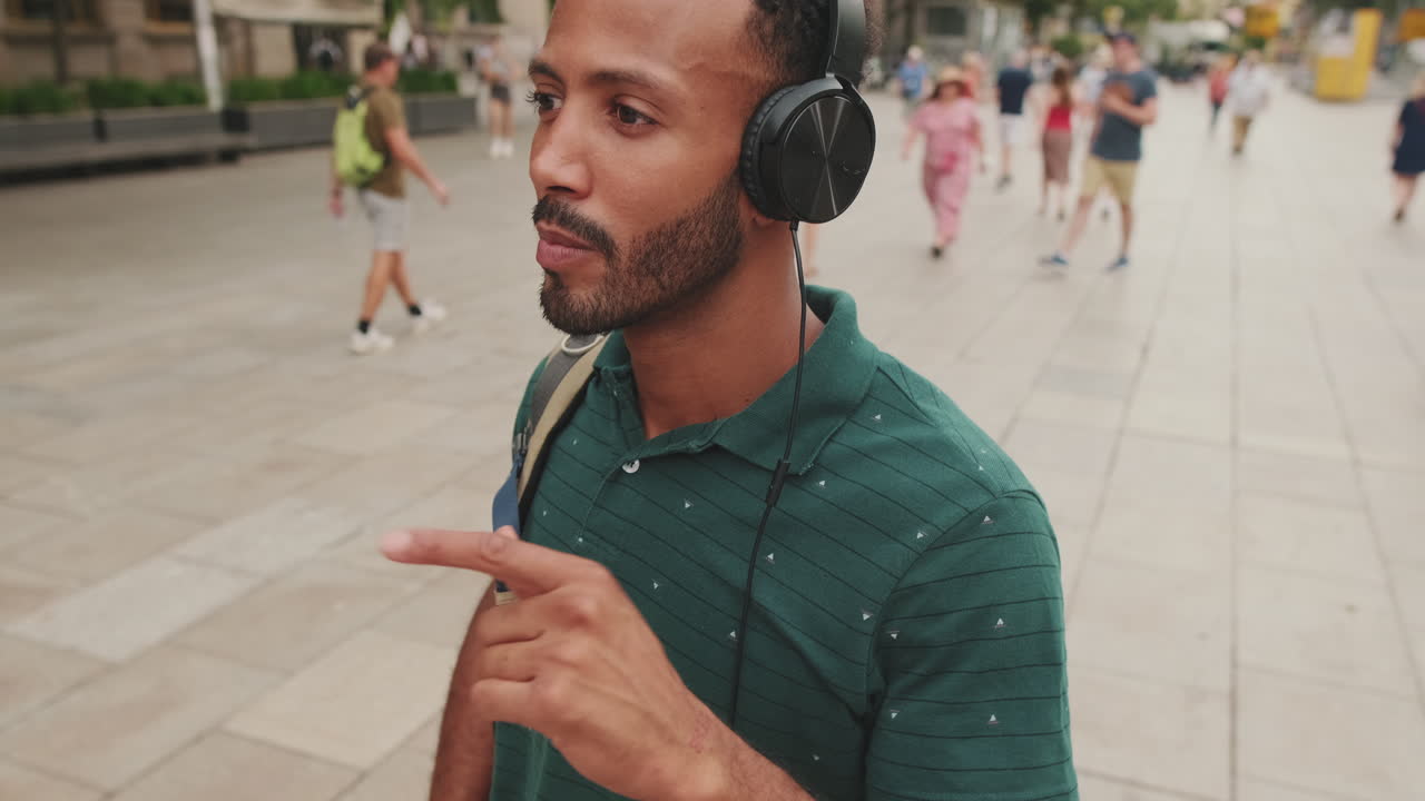 Uomo che ascolta la musica per strada