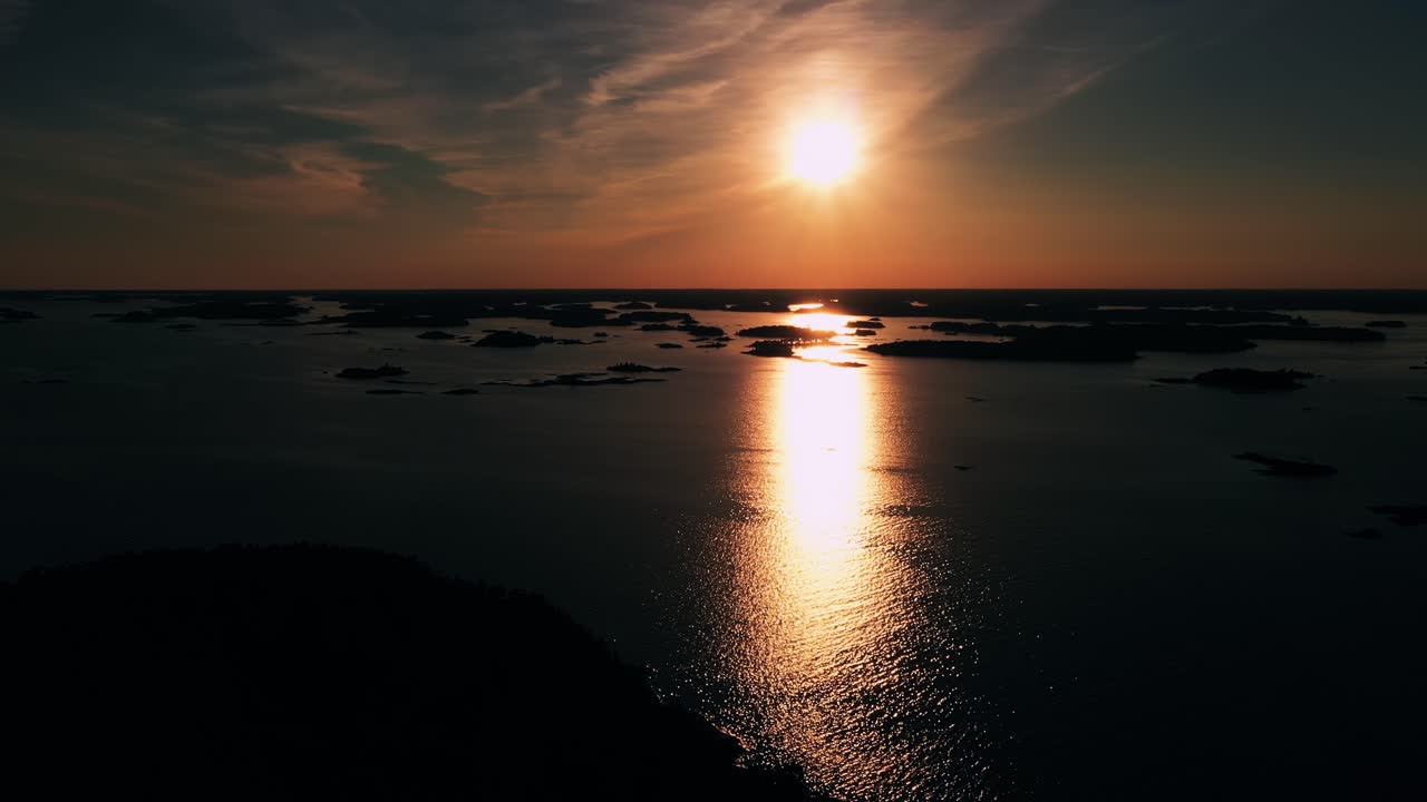 Luftfoto af små øer i den finske skærgård, sommeraften i Finland