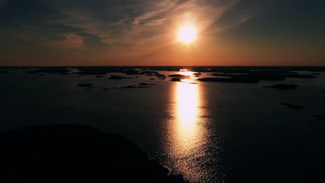 Vista-Aérea-De-Pequeñas-Islas-En-El-Archipiélago-Finlandés,-Tarde-De-Verano-En-Finlandia