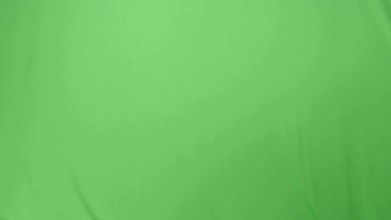 un hombre de negocios en traje está empujando una pared interactiva virtual en una maqueta de pantalla verde en el fondo.