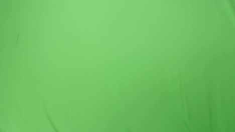 un hombre de negocios en traje está empujando una pared interactiva virtual en una maqueta de pantalla verde en el fondo.