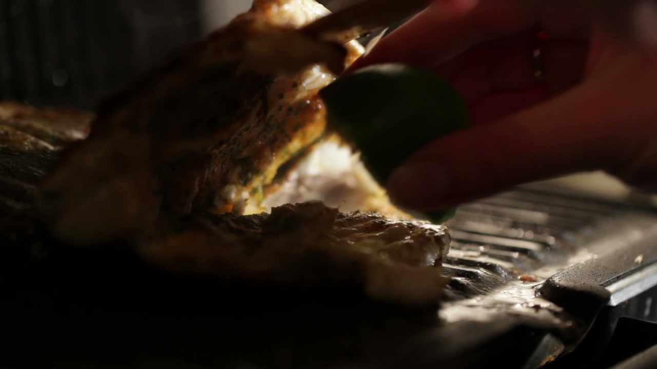 그릴에서 생선에 석회를 첨가하는 것