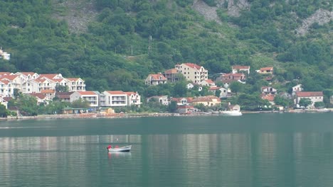 Barco-De-Pescadores-Navegando-Por-La-Bahía-De-Boka-Kotorska,-Mar-Adriático